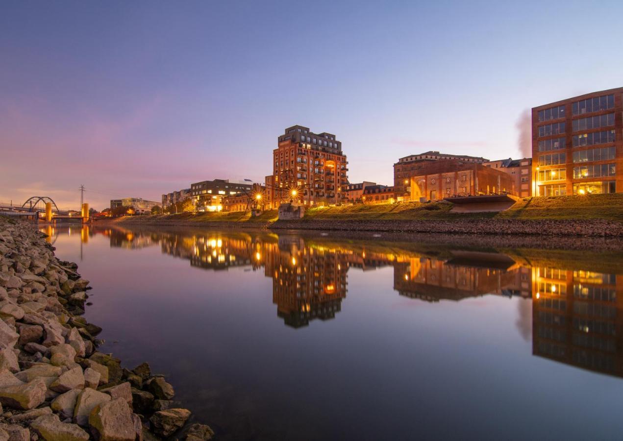 Hostel Mannheim Bagian luar foto The River Lagan at dusk
