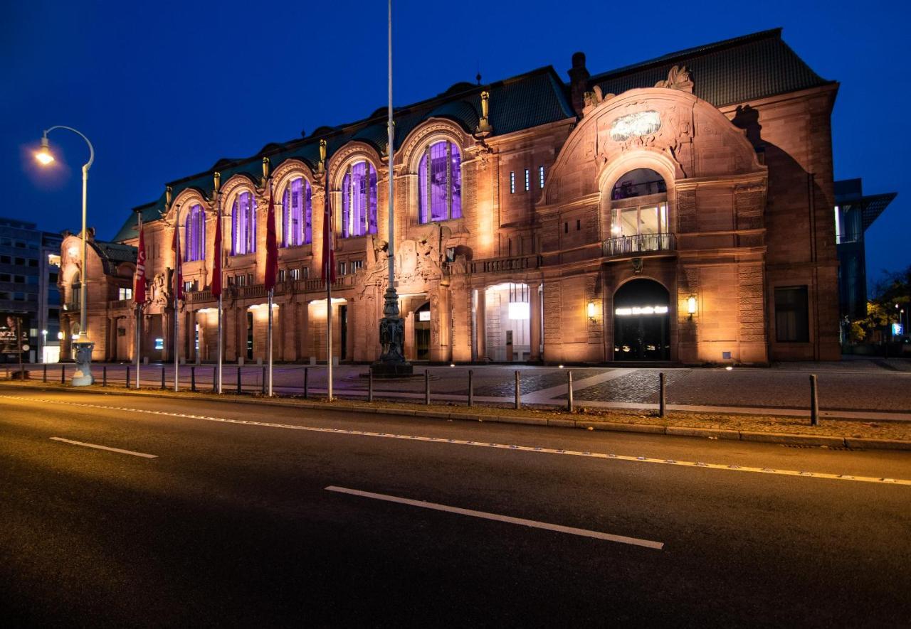 Hostel Mannheim Bagian luar foto The U.S. Grant Hotel at night