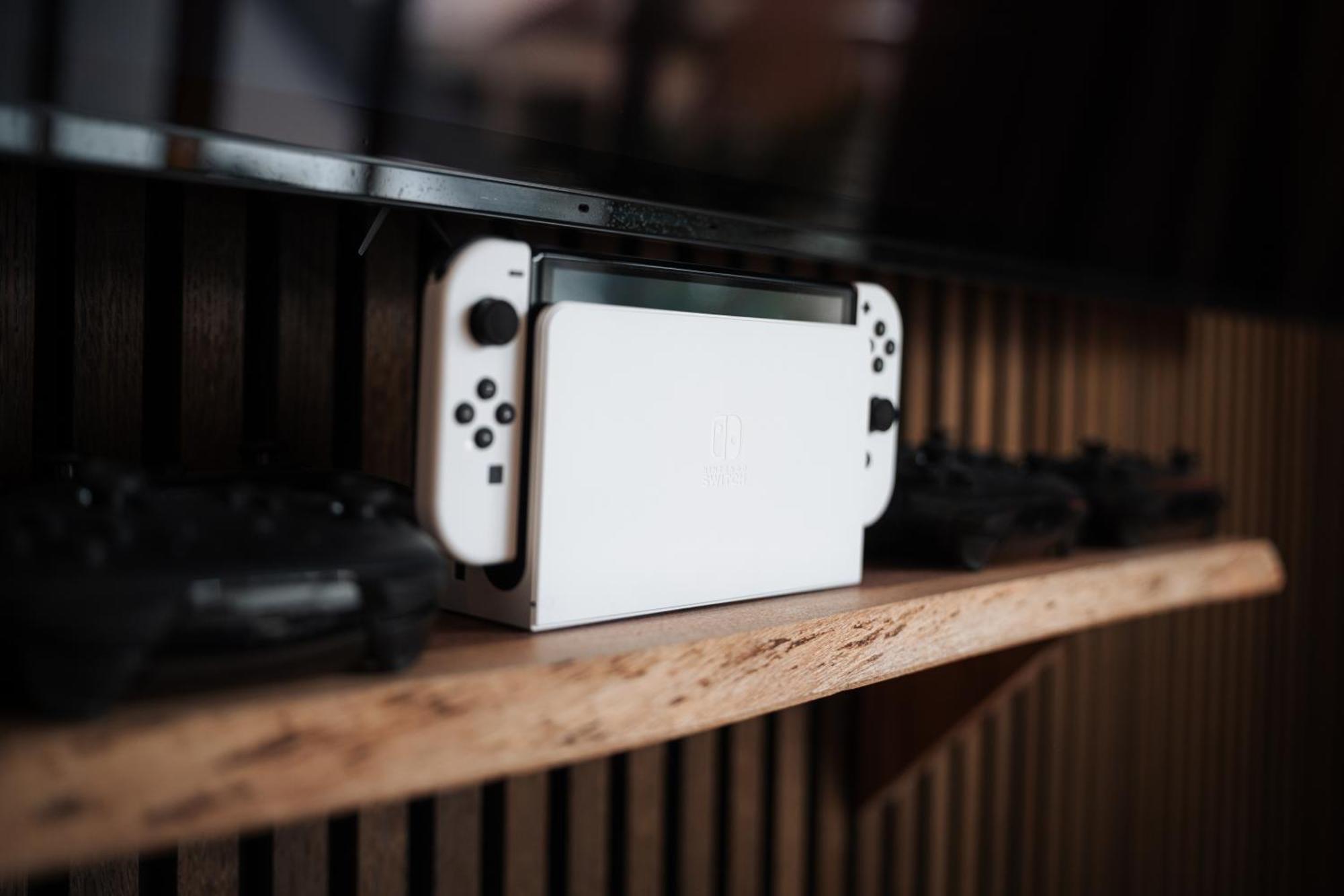 Hostel Mannheim Bagian luar foto A Nintendo Switch docked