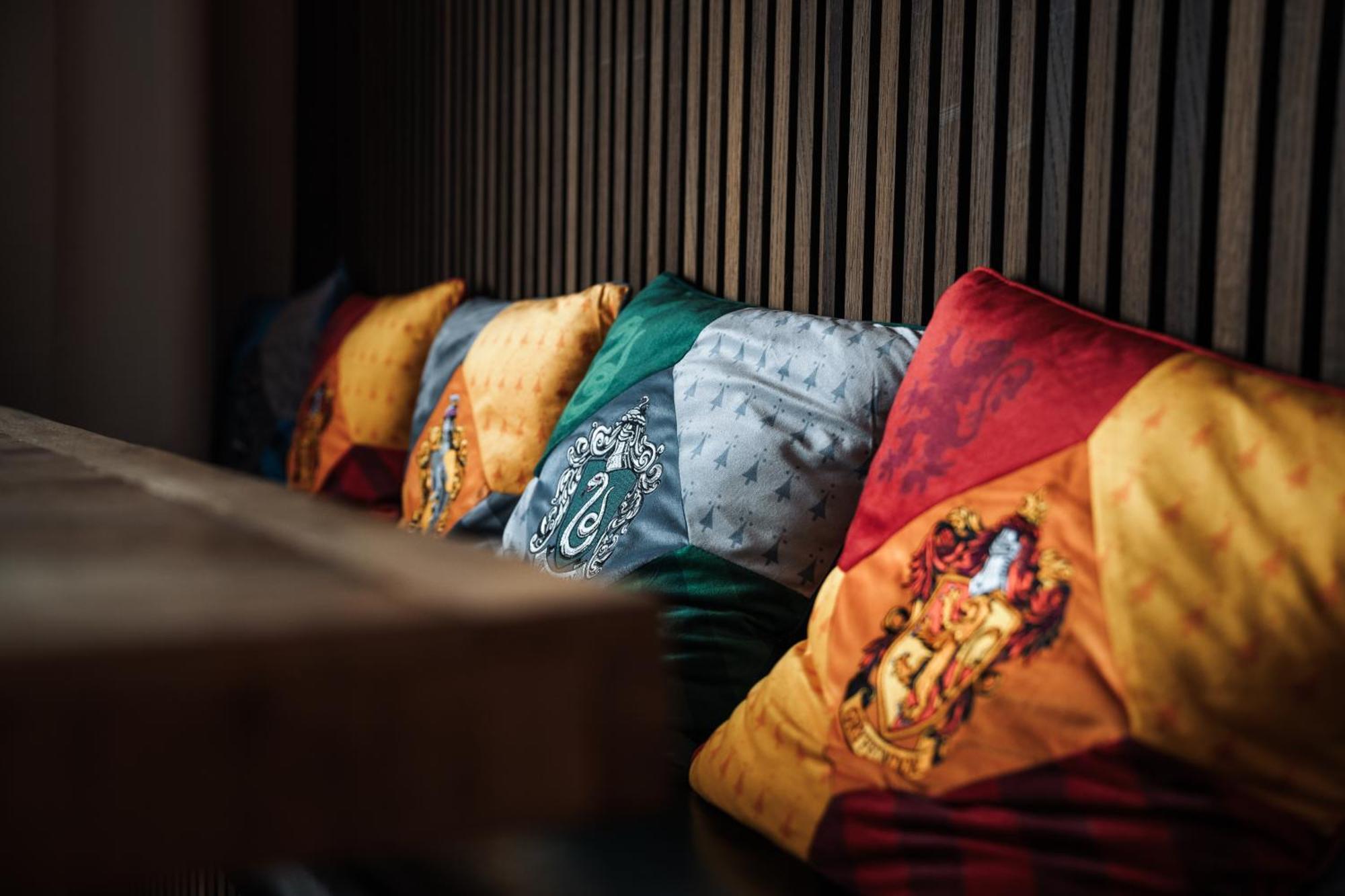 Hostel Mannheim Bagian luar foto Pillows with the coats of arms of the four houses
