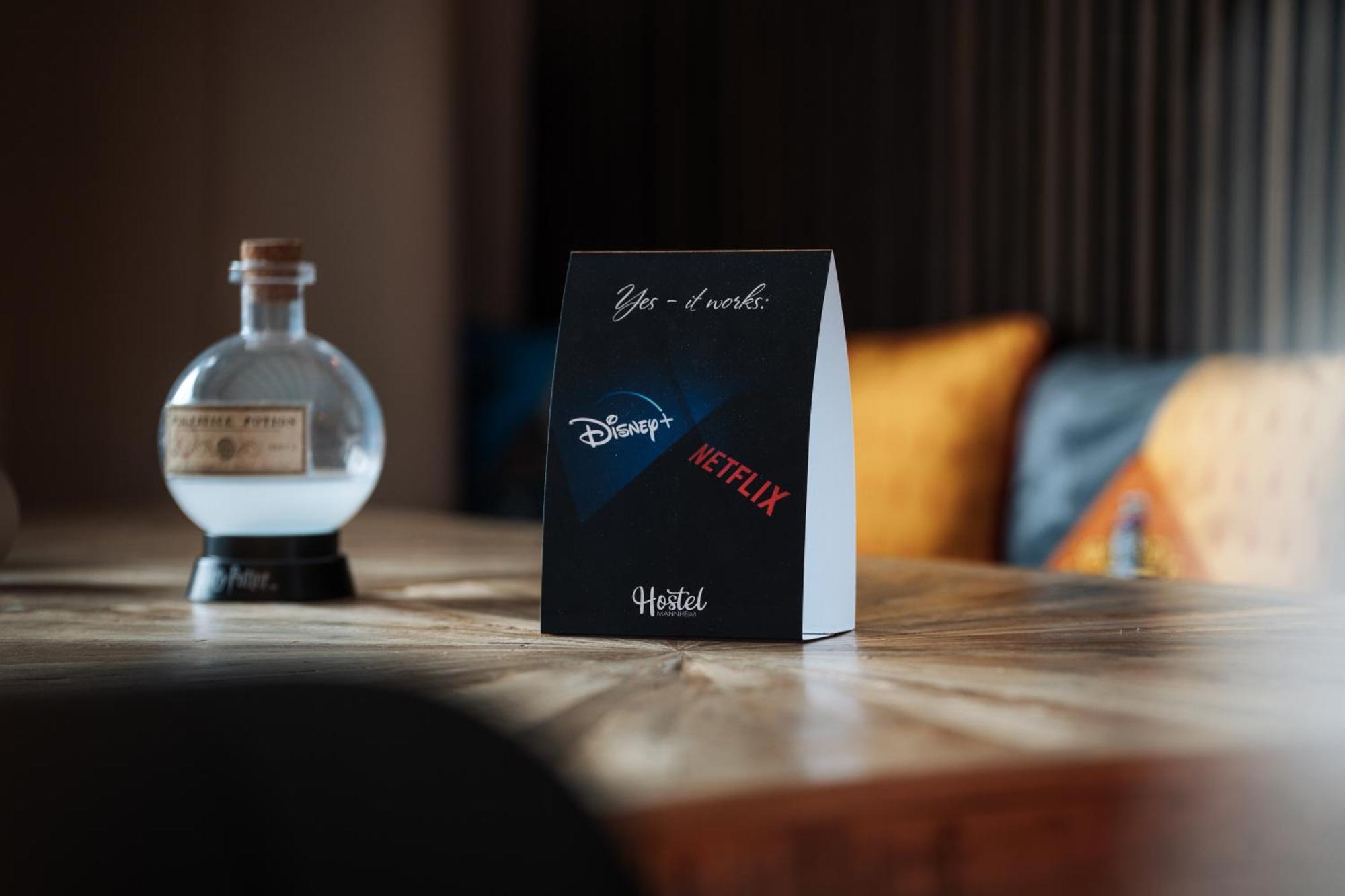 Hostel Mannheim Bagian luar foto A Netflix card in a hotel