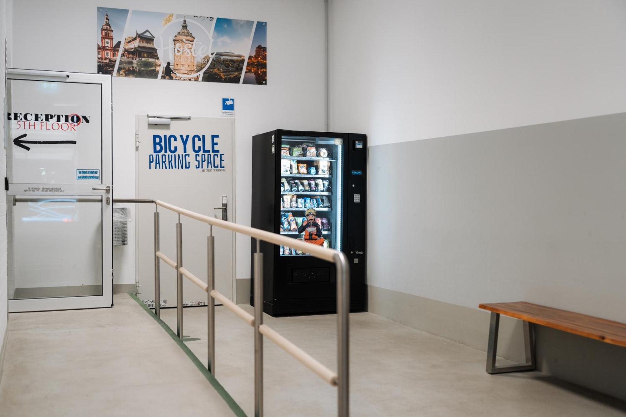 Hostel Mannheim Bagian luar foto A vending machine in a bicycle parking garage