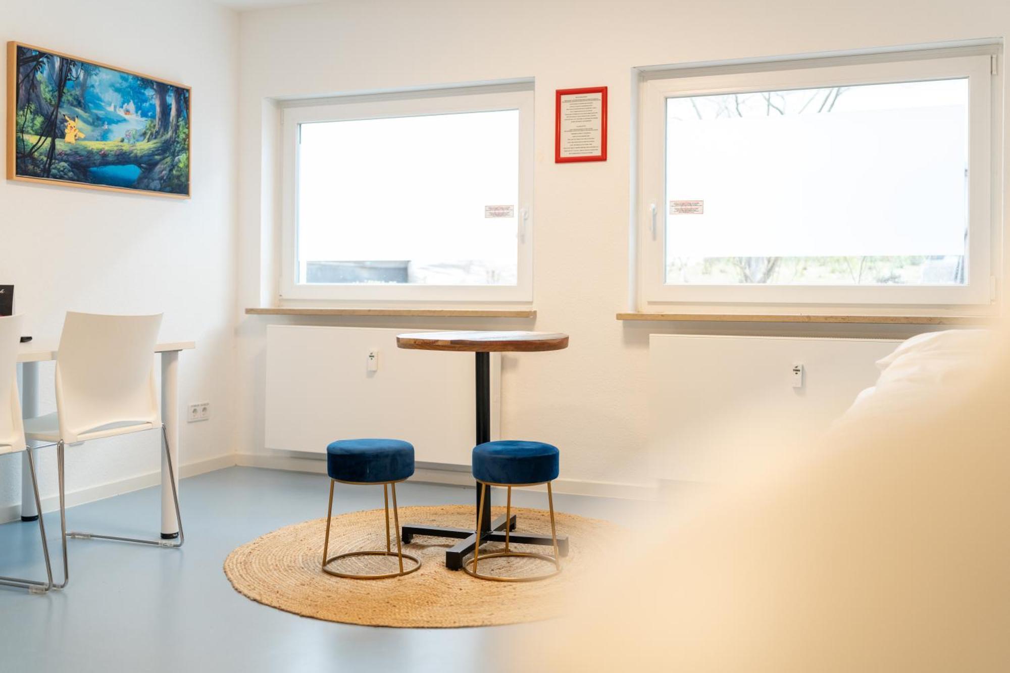 Hostel Mannheim Bagian luar foto The waiting room of the clinic