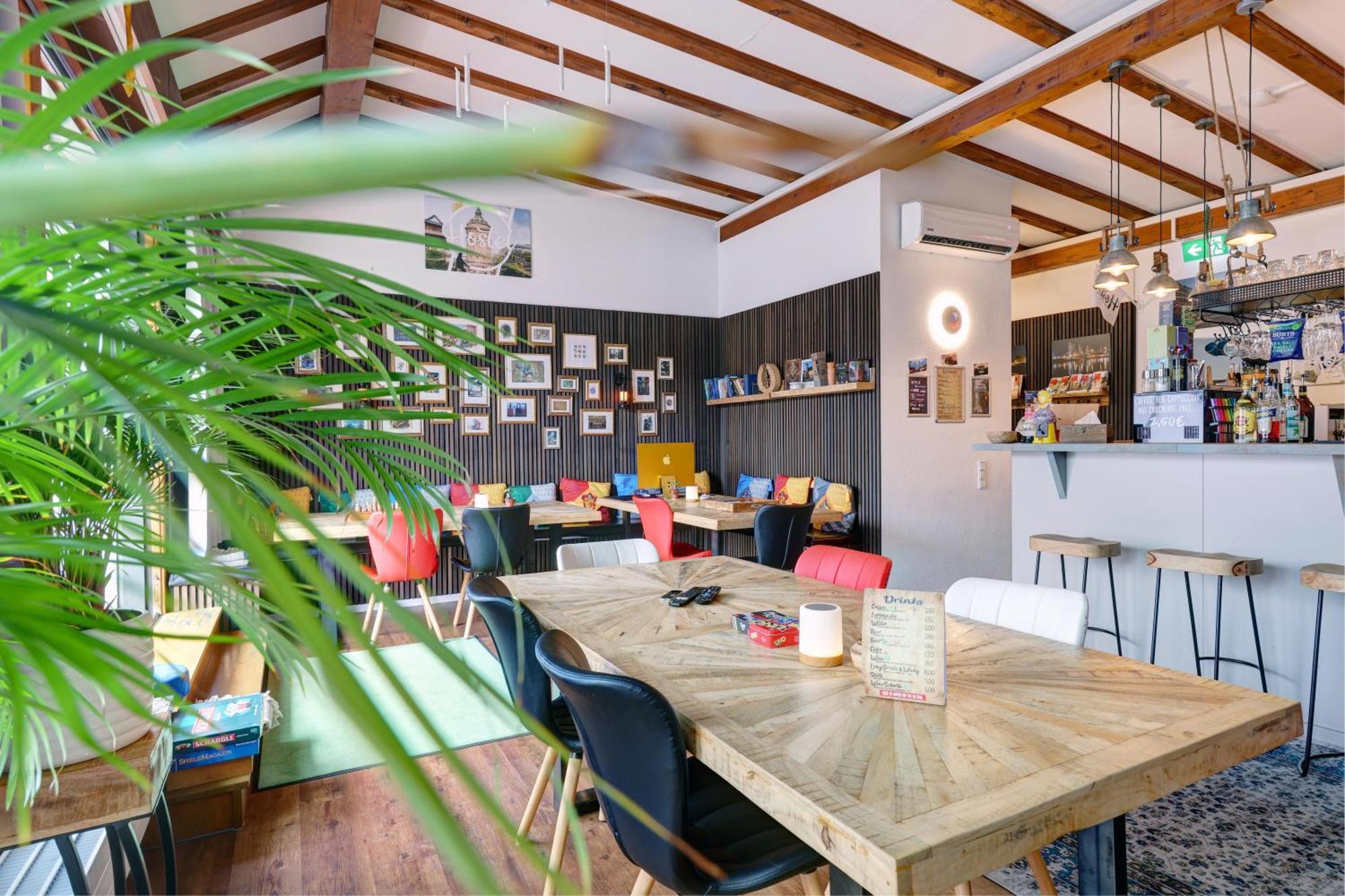Hostel Mannheim Bagian luar foto The interior of the restaurant